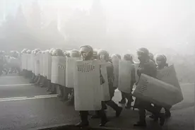中国周边又乱了，阿拉木图爆冲突，1000人冲向市政府，枪声已响起图片