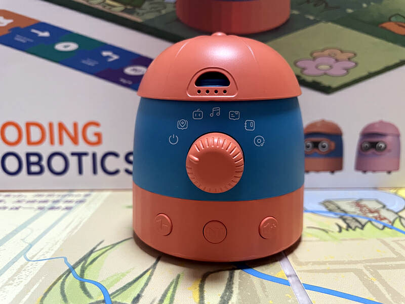 给孩子最好的礼物：趣学伴拼读编程机器人