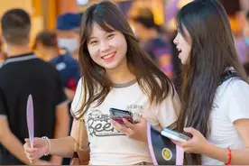 笑容甜美的时尚女生，短款T恤搭配休闲长裤，青春靓丽，活力无限图片