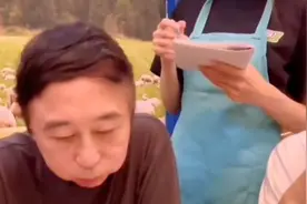 冯巩与爱徒忙聚餐，被要求AA结账惊到“喷水”，头顶脱发疑斑秃图片