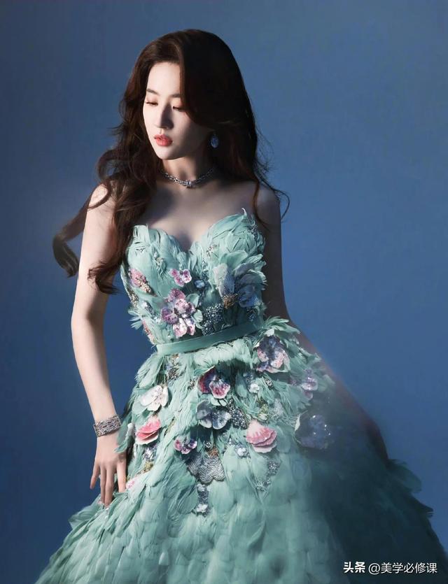 刘亦菲是一位表现力极强的女演员,十八般武艺秒杀全场老婆