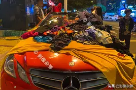 三亚街头奔驰“跑车”卖衣服，瞬间被游客“围观”，人气火爆图片