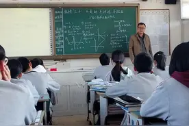 高中生写“蚂蚁爬”字体，老师看后无语，不是“一般人”能认清的图片