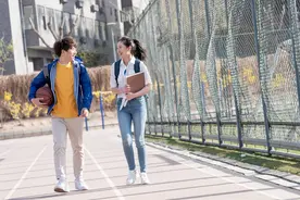 婚后吃住在娘家20年，有钱买大房子和买车后，丈夫接公婆来养老图片