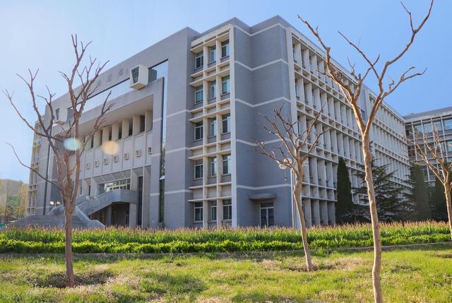 第一所是大连理工大学,这是我国著名的四大工学院之一,大连理工 大学