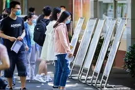 高考文理综难不难，考生：我边哭边写图片