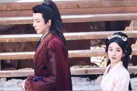 这是在公费恋爱吧？刘宇宁宋祖儿片场互看手相，还拥抱转圈圈？图片