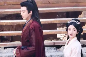 这是在公费恋爱吧？刘宇宁宋祖儿片场互看手相，还拥抱转圈圈？图片