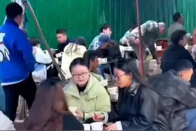 大学生和农民工争食 学校的后续处理让人愤怒图片