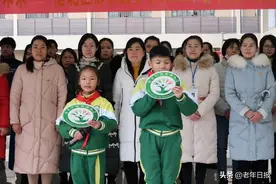 手拉手 一起向未来——广西贵港市港北区郁林路小学2022年春季期“荷城红烛 育人先锋”开学典礼活动图片