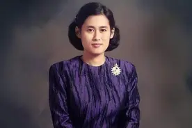 泰国公主诗琳通好洋气：年轻穿紫衣有气质，现穿印花旗袍配高跟鞋图片