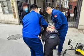 西安：男子低血糖晕倒路边，“蓝朋友”的这波操作暖心了！图片