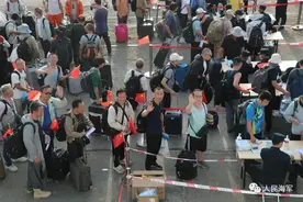 眼眶再次湿润！解放军来了，安全回家！图片