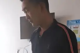 山东一男子陪妻子生产完眼红隔壁女婴，目不转睛的样子让网友爆笑图片