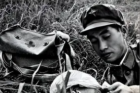 他因为长得太帅, 被2个越南女兵掳进山洞13年，回国后结局如何？图片