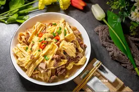 炒腐竹时，最忌焯水和过油！教你正确做法，腐竹Q弹爽口又入味图片