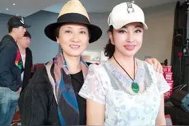 刘晓庆同框邓婕状态差好多！一个浓妆难掩老态，一个素颜依旧优雅图片