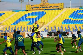 2-1！C罗沙特第1球，状态爆棚，抢头球跳到近4米高，队友表情惊愕图片