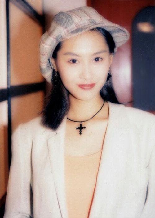 美女港星朱茵：住深山，一辆破车开26年，为何还要执意嫁给黄贯中