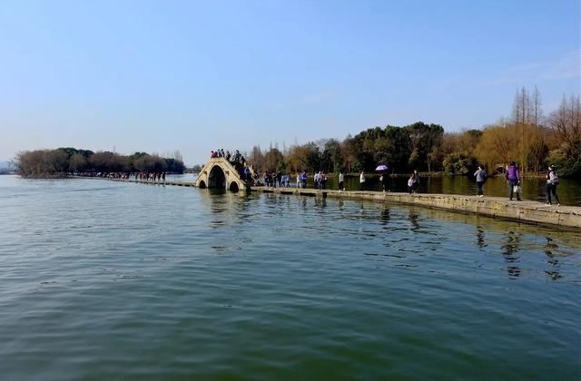 黄酒，中国最早的酿造酒。古越龙山，绍兴黄酒的典范