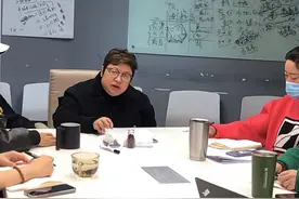 韩红捐600万用于新冠救治！面容浮肿仍虚弱，架相机又陷摆拍争议图片