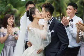 战斗!赵继伟新婚第8天去国家队报到,漂亮妻子开路虎送机依依不舍图片