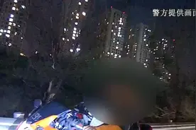 真危险！男孩无证骑摩托带同学上高速！图片