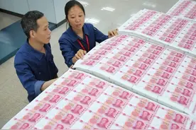 印钞厂有数不清的钱，为何没有员工敢偷拿？看看印钞过程就知道了图片