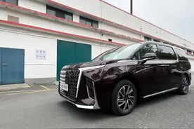 上汽大通版“埃尔法”亮相街头，2.0T+8AT，尺寸超越塞纳，真霸气图片