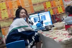陕西一姑姑要拍侄女出糗模样，不小心暴露“硬核”背景墙：太豪华图片