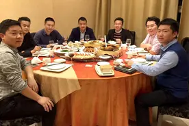 请客户吃饭，客户喊来两桌人，结账时消费1680元，我直接溜了图片