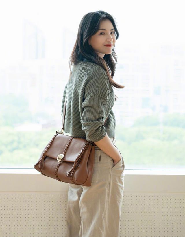 刘涛带火的"波浪卷发",很适合四五十岁女人,洋气时髦又减龄