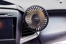 南方秋老虎来了开不开窗都难，为省油给爱车加装俩风扇，效果如何图片