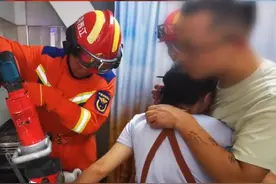 江西九江 妻子手卡压面机，丈夫寸步不离安慰图片