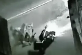 广西3名初中生骑摩托车撞墙致2死1伤，监控曝光，目击者称“可能车速太快方向打不过来”，警方：已介入调查图片