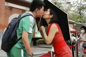 出洋相！高考家长奇葩加油秀，尽早收手吧，网友：简直丢人现眼图片