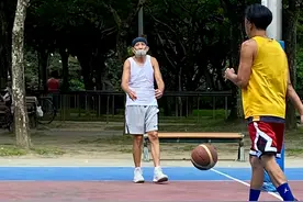 76岁秦汉近况曝光！昔日男神变带娃老头，脸部凹陷身形佝偻认不出图片