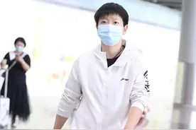 孙颖莎白色李宁卫衣+运动七分裤简约休闲图片