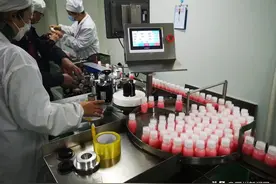 日产5万瓶！鄂州药企布洛芬生产线24小时运转图片