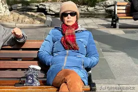 女人过了60岁，新年少穿这4种“装嫩色”！俗气显胖，看着很掉价图片