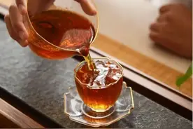入秋适合喝红茶还是绿茶？行家提醒：区别很大，弄懂再喝不吃亏图片