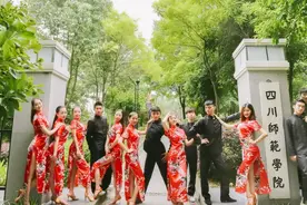 大学“旗袍”毕业照火了，既有气质又有内涵，网友：是恋爱的感觉图片