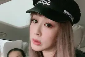钟丽缇换个发色，年轻了20岁，齐刘海长直发有几分清纯感图片