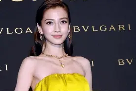 杨颖的纤细身材没藏住，穿黄色缎面抹胸裙挺精致的，这锁骨没谁了图片