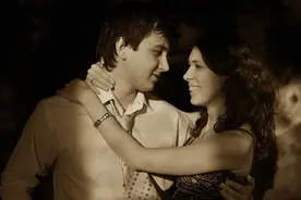 情人见面。就迫不及待的去睡觉，当“见面”变成了“解衣”。图片