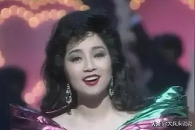 当众嘲讽赌王，周润发刘德华甘心下跪，徐小凤为什么这么牛？图片