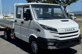 新款依维柯双排版实车曝光，换新前脸，3门6座，搭载2.5T柴油动力图片