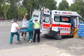 路人突发疾病失去意识 危急下交警铁骑开道护送图片