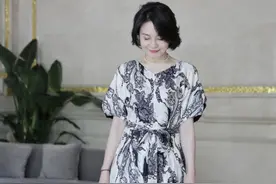 四五十岁的女人，夏季建议穿点“桑蚕丝”，美得优雅大气，显贵范图片
