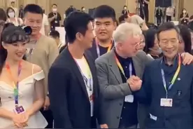 吴京为避嫌，两次拒绝女嘉宾主动挽手，仍被一些人批评不尊重女性图片